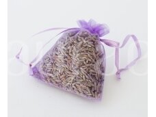 Levandų žiedai violetiniame organza maišelyje