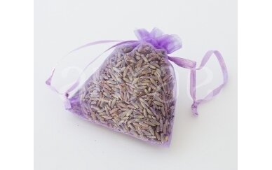 Levandų žiedai violetiniame organza maišelyje