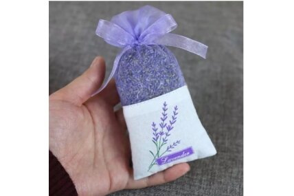 Lavandas ziedi violetā organzas maisiņā (ar lavandas motīviem)