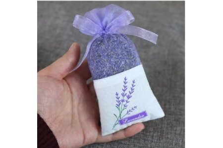 Lavandas ziedi violetā organzas maisiņā (ar lavandas motīviem)