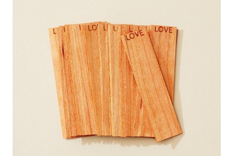 Koka daktis "Crackling Word Wick LOVE .04", platums 15,875 mm / garums 79,37 mm, BEZ turētājiem Koka daktis "Crackling Word Wick LOVE .04", platums 15,875 mm / garums 79,37 mm, BEZ turētājiem