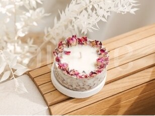 Natūralaus sojų vaško žvakė su rožių žiedlapiais 250 g