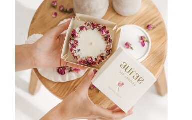 Natūralaus sojų vaško žvakė su rožių žiedlapiais 250 g Natūralaus sojų vaško žvakė su rožių žiedlapiais 250 g
