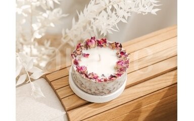 Natūralaus sojų vaško žvakė su rožių žiedlapiais 250 g Natūralaus sojų vaško žvakė su rožių žiedlapiais 250 g