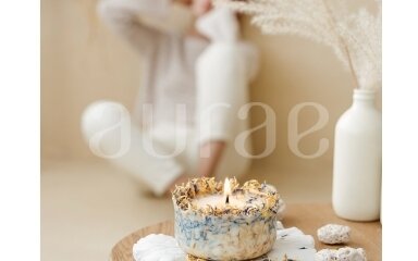 Natūralaus sojų vaško žvakė su rugiagėlių – medetkų žiedlapiais 250 g Natūralaus sojų vaško žvakė su rugiagėlių – medetkų žiedlapiais 250 g