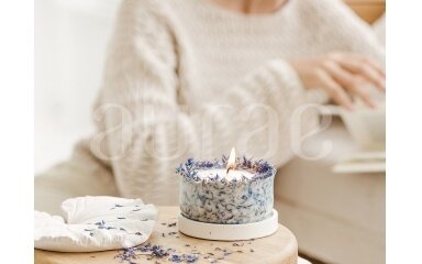 Natūralaus sojų vaško žvakė su rugiagėlių žiedlapiais 250 g Natūralaus sojų vaško žvakė su rugiagėlių žiedlapiais 250 g